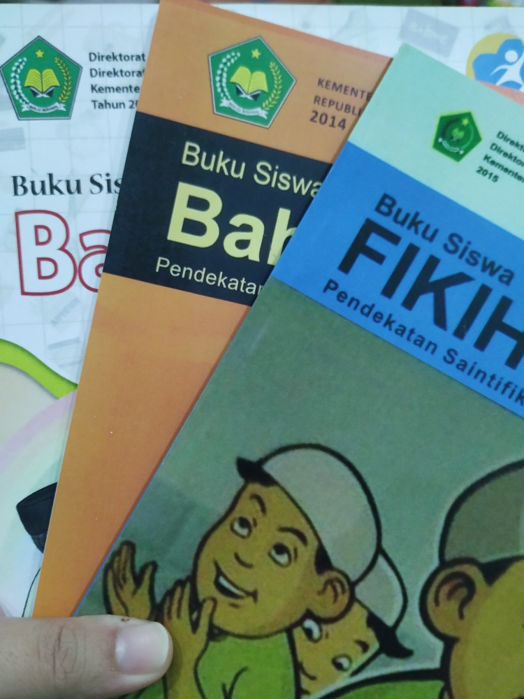 Buku siswa bahasa Arab kelas 6 MI | Shopee Indonesia