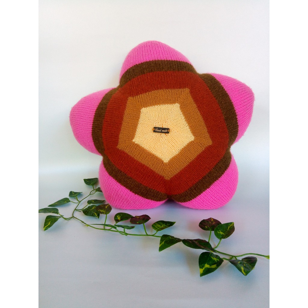Bantal rajut bunga