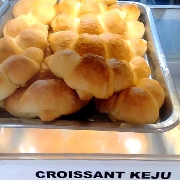 

Roti SUISSE hayam wuruk/croissant keju(minimal PESAN 10 ROTI campur, harus sesama SUISSE)