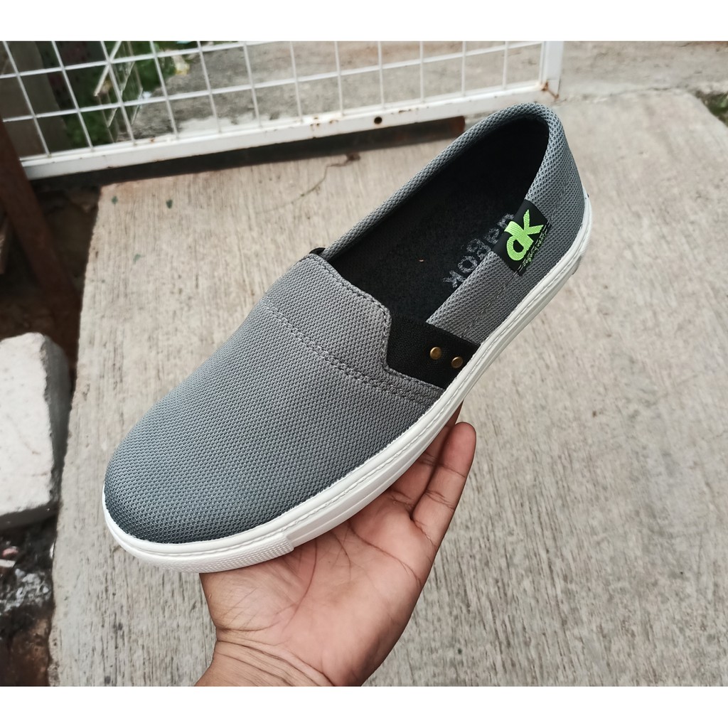 sepatu slip,on kasual pria tampatali flip flop.