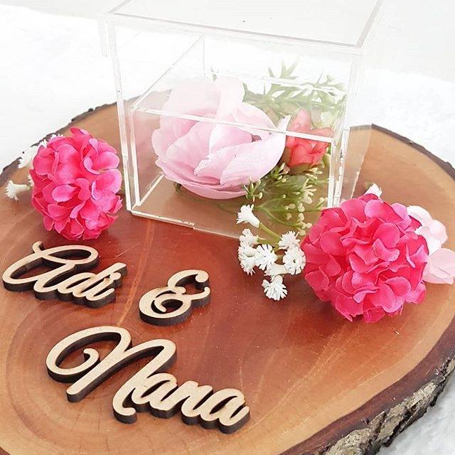 

Acrylic ring box