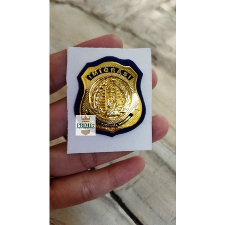 PIN KEWENANGAN IMIGRASI PREMIUM SEPUH EMAS (alas dan background tulisan warna biru dongker)