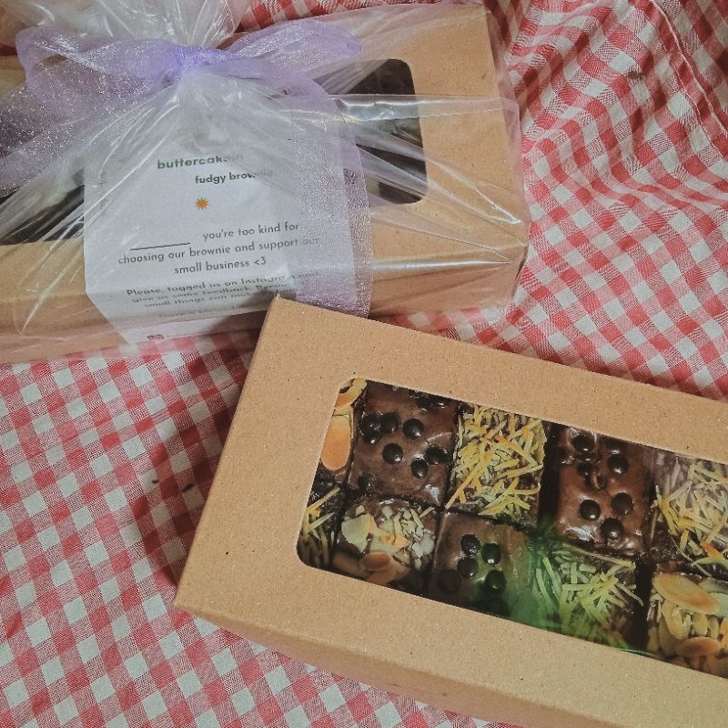 

Fudgy Brownie buttercakein Premium Sekat 20×10 cm / 12 potong [Tolong baca deskripsi produk dahulu yaaa]