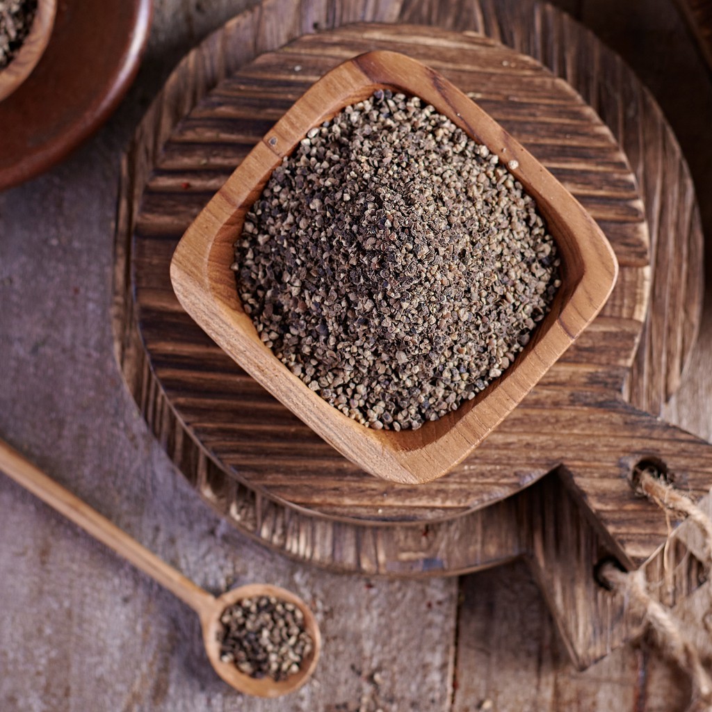 

SpiceMate - Lada Hitam Pecah / Blackpepper Crushed / Ground Blackpepper 1000gram/1Kg