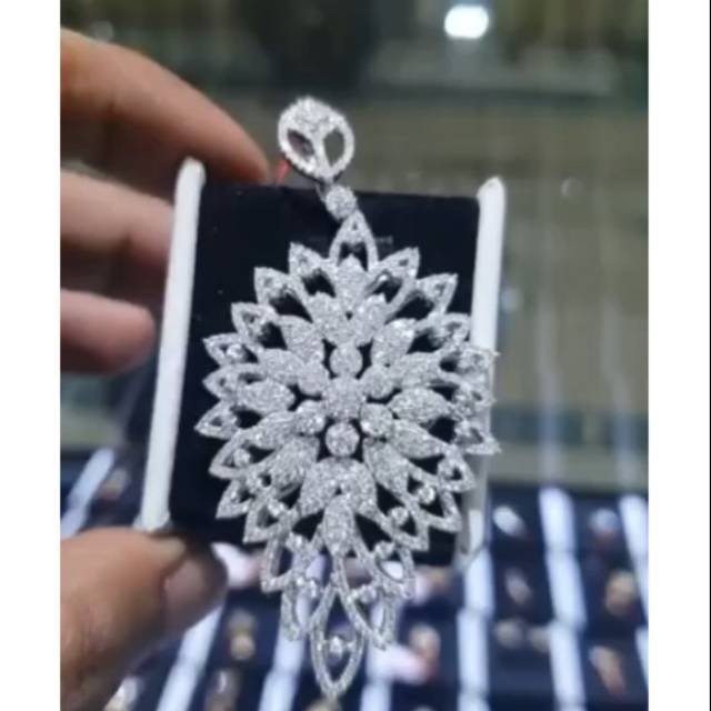 Liontin emas berlian eropa