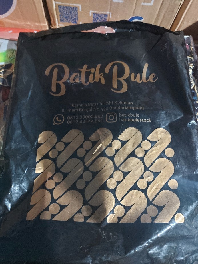 Kemeja Batik Slimfit Couple Ayah Anak Warna Dasar Hitam Motif Merah Bunga