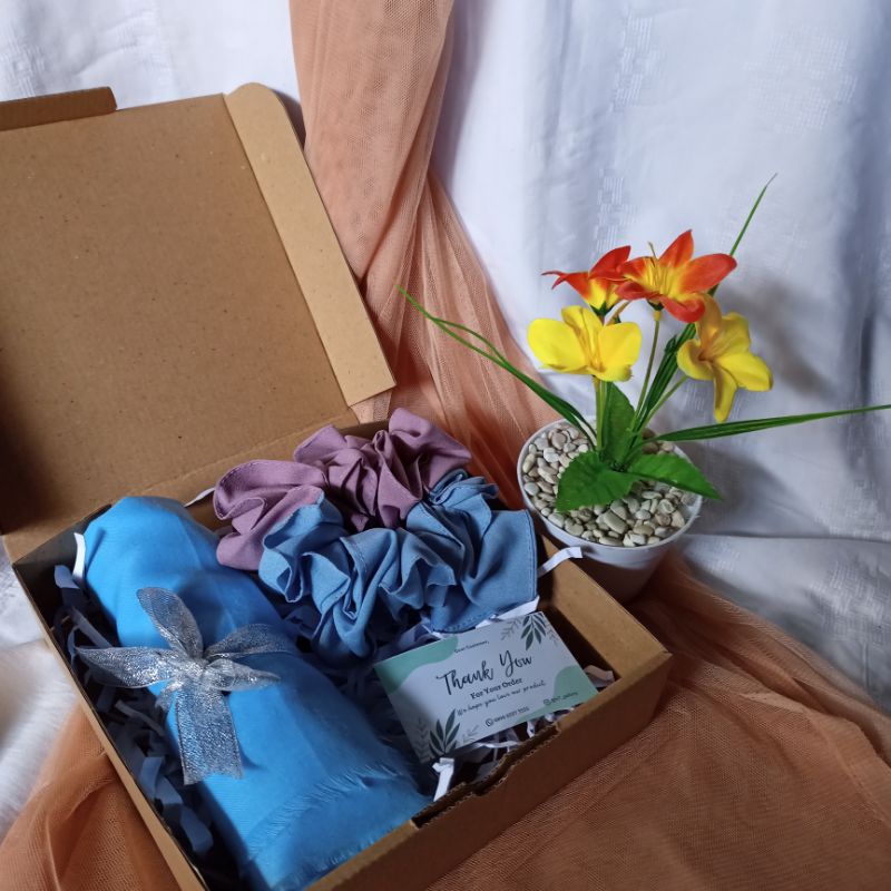 

HampersUlangTahun/Graduation-PaketKadoSaudiadanScrunchie