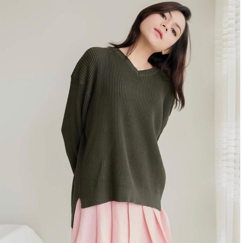 Boxy Jumbo Sweater Kerah V-Neck Berkualitas Best Seller