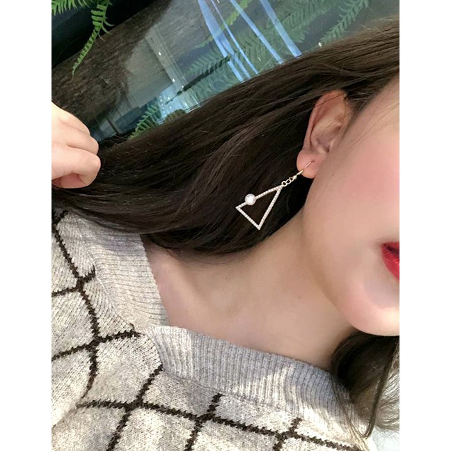 LRC Anting Gantung Fashion Silver Pearl Triangle Geometric Triangle Earrings D73168