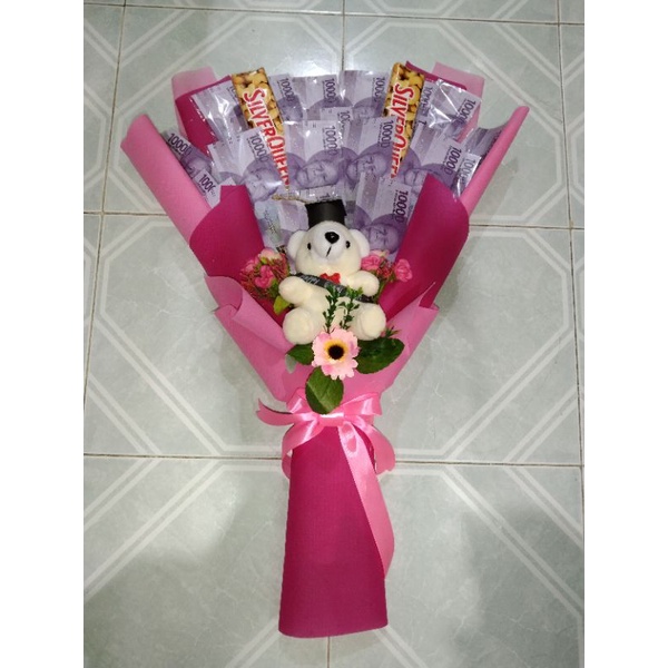 

Bucket uang + coklat + boneka