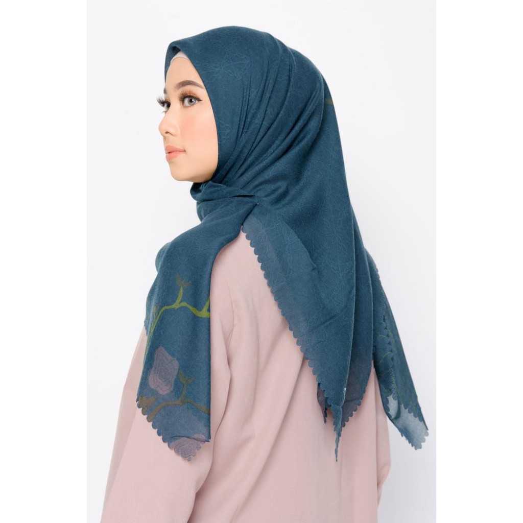 6.6 Zm Zaskia Mecca - Pulau Muna Navy Scarf Kerudung Segi Empat Promo