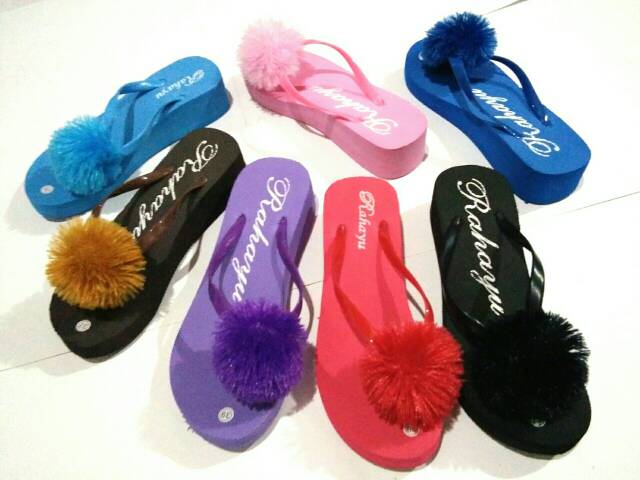 Wedges wanita pompom