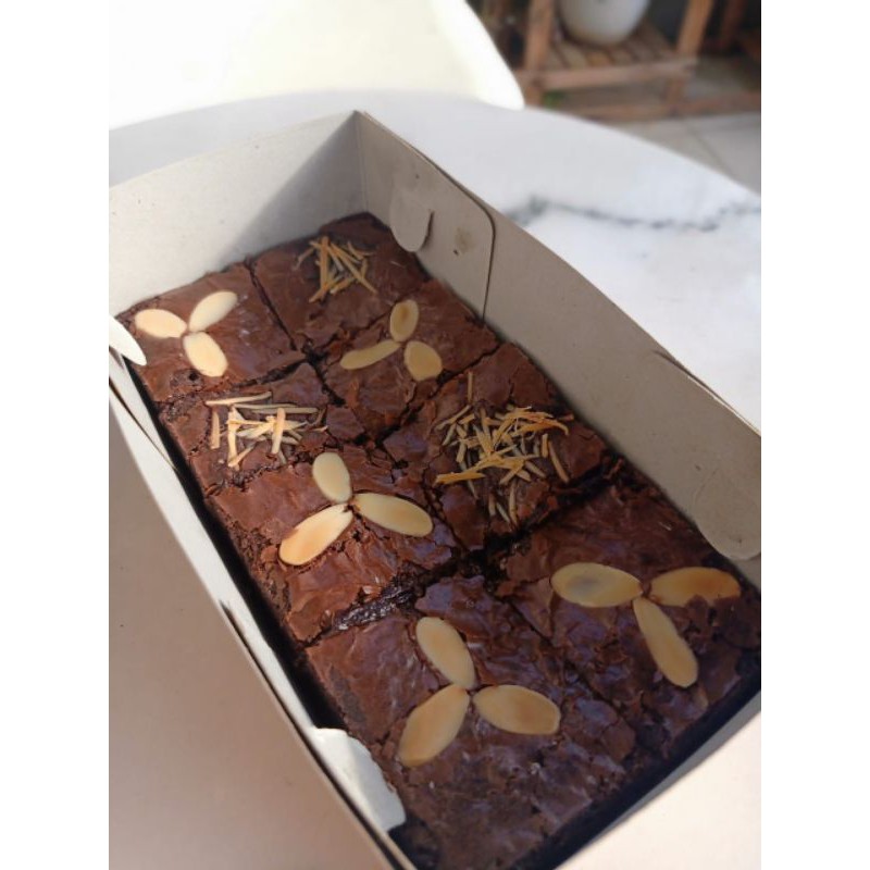 

Kue Brownies Fudgy Panggang Enak Bronies Premium Topping Almond Keju