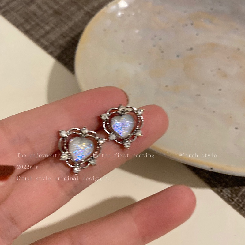 Anting Bentuk Hati Bahan Zirkon Aksen Kristal Gaya Retro Untuk Wanita