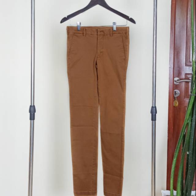 CELANA CHINOS
DOCKERS - Alpha Men's Seaworn Khaki
BROWN