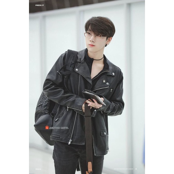 JNK x JOHNY - Jaket Oversize Kulit Sintetis Pria Korea KPOP Style Ten NCT WAYV Faux Synthetic Leather Premium Original Cowok Laki Laki Klovers Outfit Mens Elegan Vintage Ramones Rock N Roll Big Size Branded Trendy Motor Acara Pesta Dinner Santai Terbaru