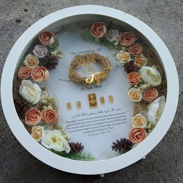 Mahar pigura bulat logam mulia