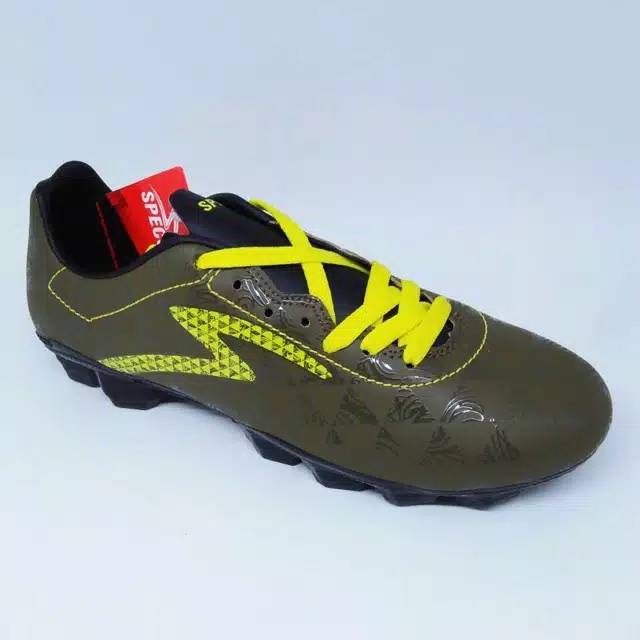 Sepatu bola specs quark fg