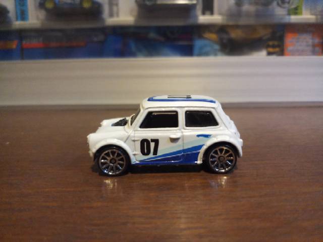 Hot Wheels Mini Cooper - Morris Mini - White Tampo 07 Loose