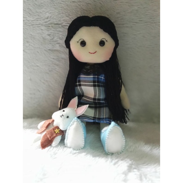 Boneka gadis berambut pajang