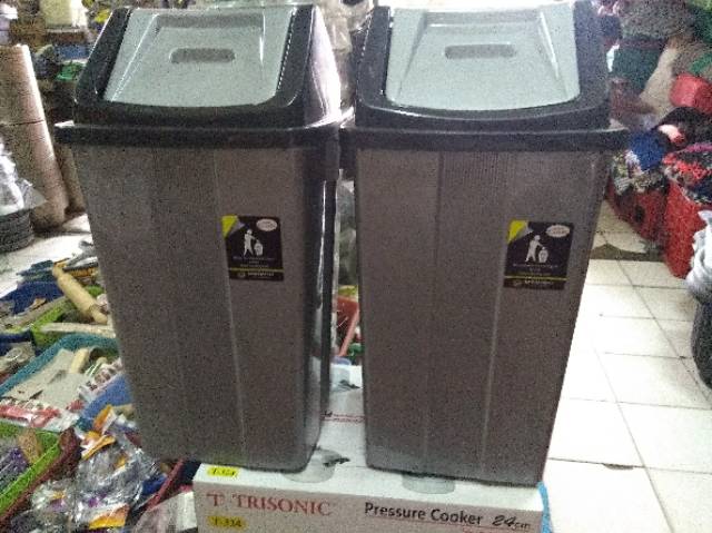 Tempat sampah segi ukuran 20 liter merek Komet