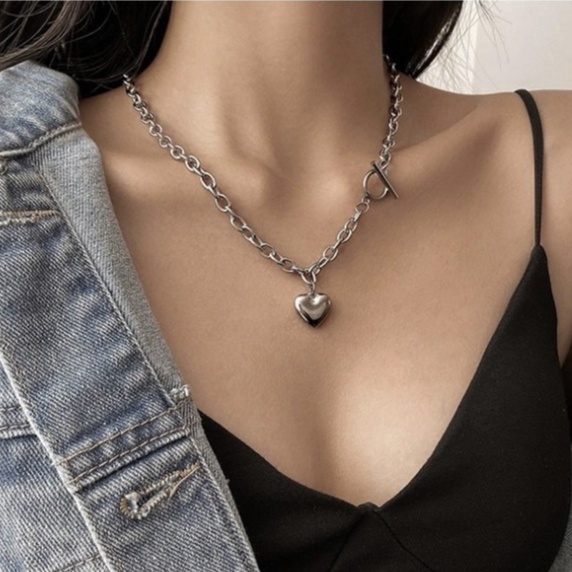 Kalung Rantai Klavikula Pendek Dengan Gesper Hati Bahan Logam Gaya Punk Retro Untuk Wanita