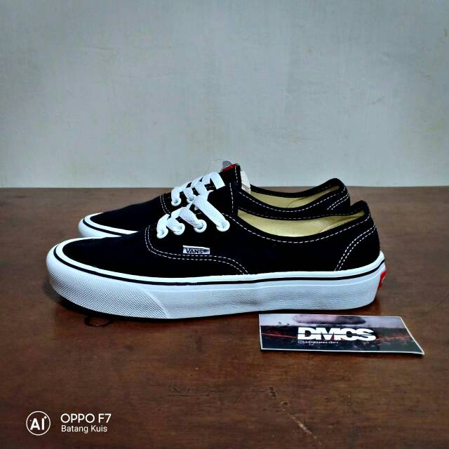  Gambar Sepatu Vans Hitam  Putih Gambar  Sepatu 