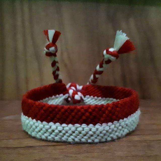 Gelang tali warna merah putih
