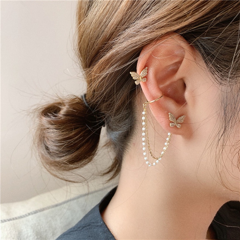 1 Pasang Anting Stud Rantai Panjang Desain Kupu-Kupu Aksen Berlian Imitasi Bahan Alloy Gaya Korea