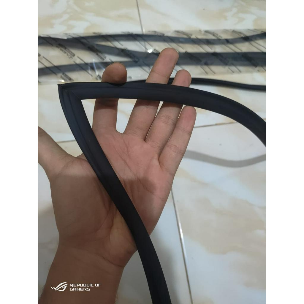 Karet Kaca Depan Innova