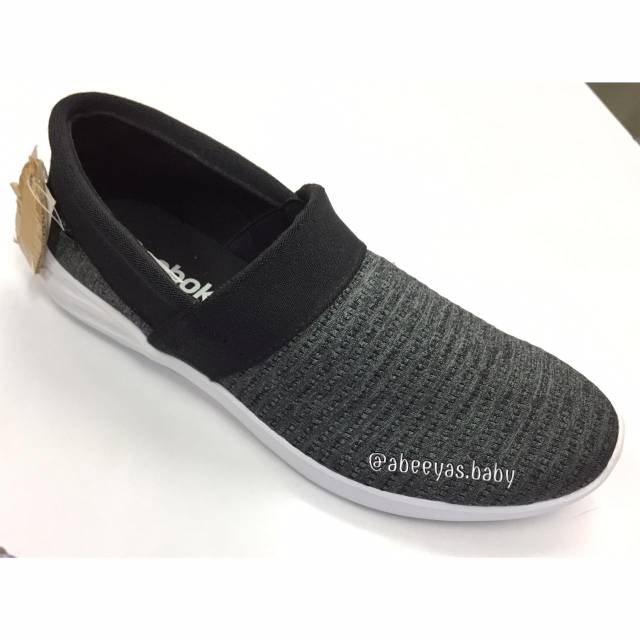 Reebok Astroride Slip On Black/White sz 38/24.5cm