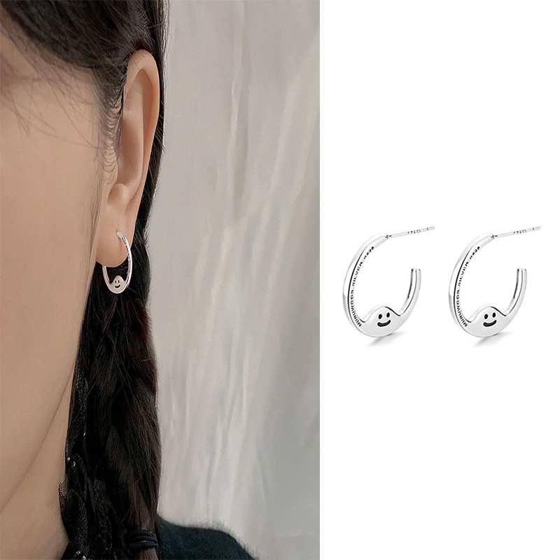 1 Pasang Anting Stud Bentuk Bulat Desain Tulisan Smiley Warna Silver Gaya Korea Untuk Wanita