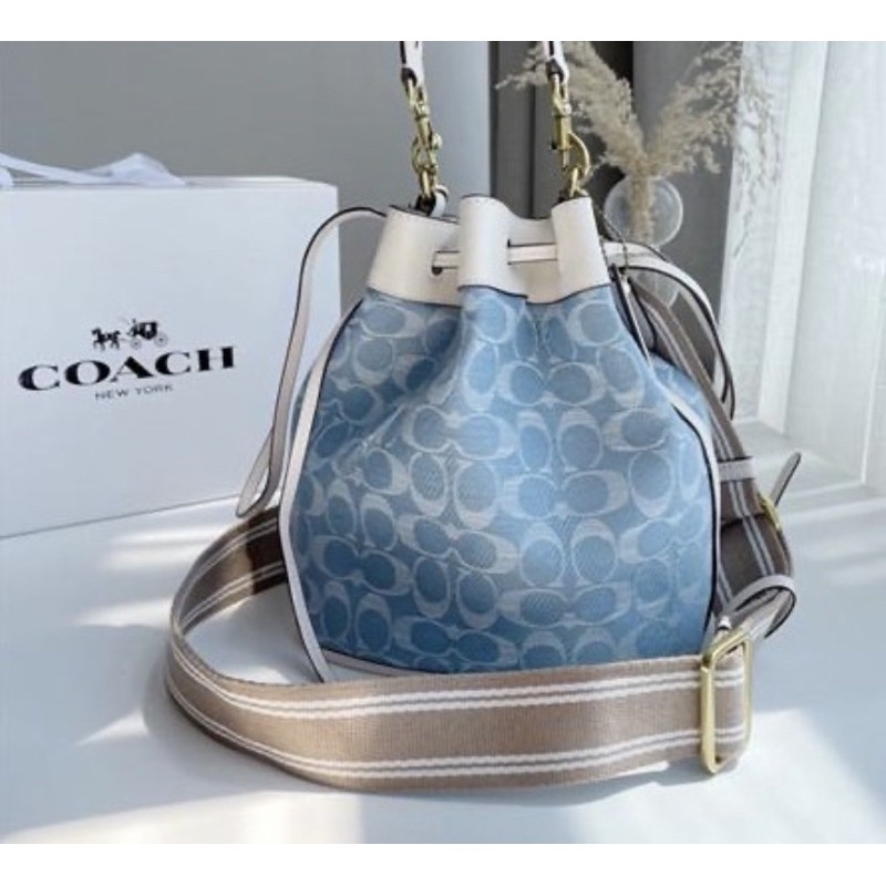 COACH FIELD BUCKET BAG IN SIGNATURE CHAMBRAY (C4693)