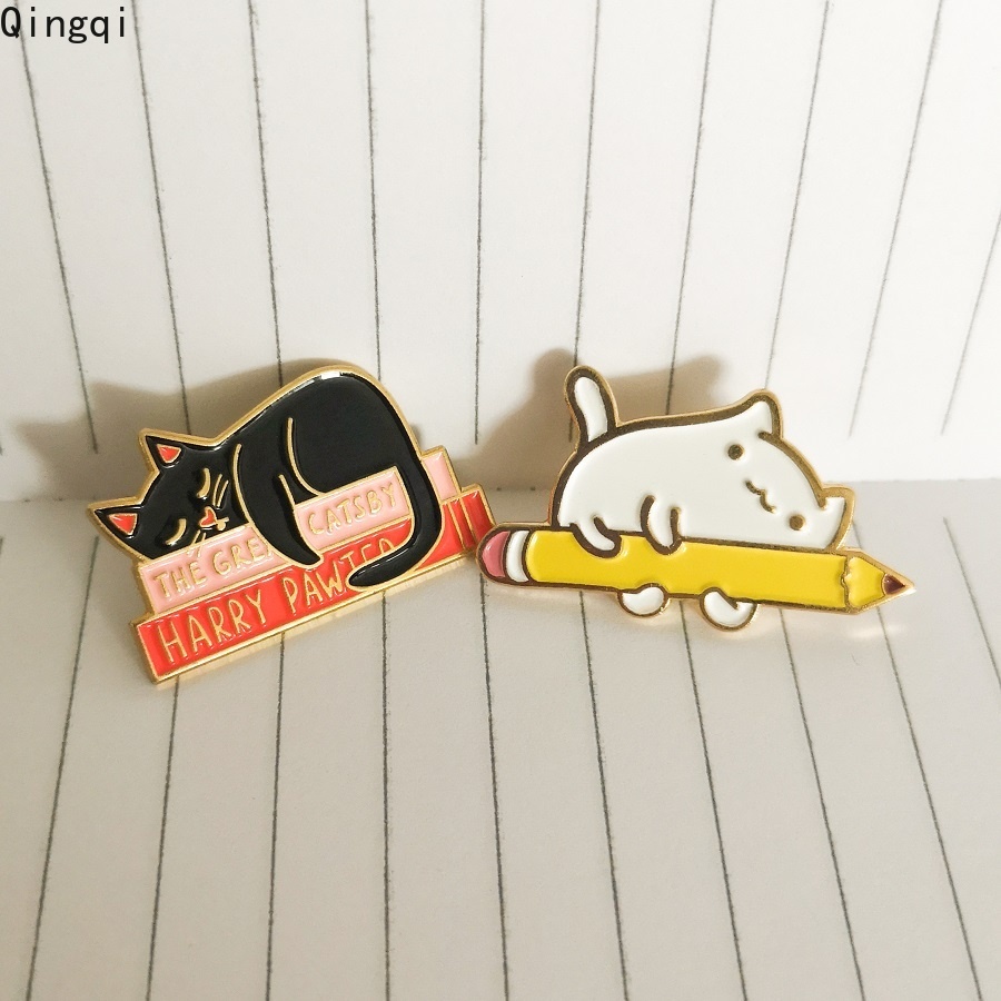 Bros Pin Enamel Bentuk Kartun Kucing Tidur Warna Hitam Untuk Anak