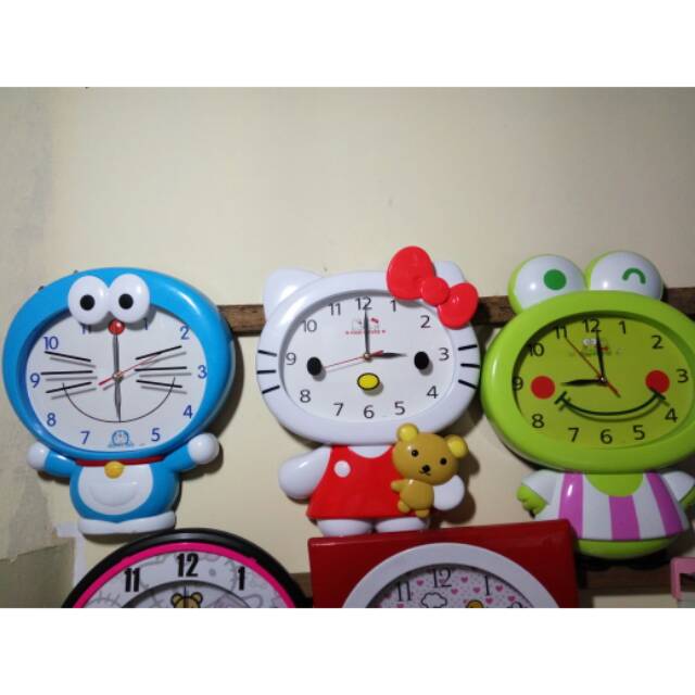 jam dinding full body hellokitty , doraemon , keroppi