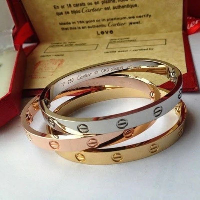 Gelang cartier titanium ada embossnya