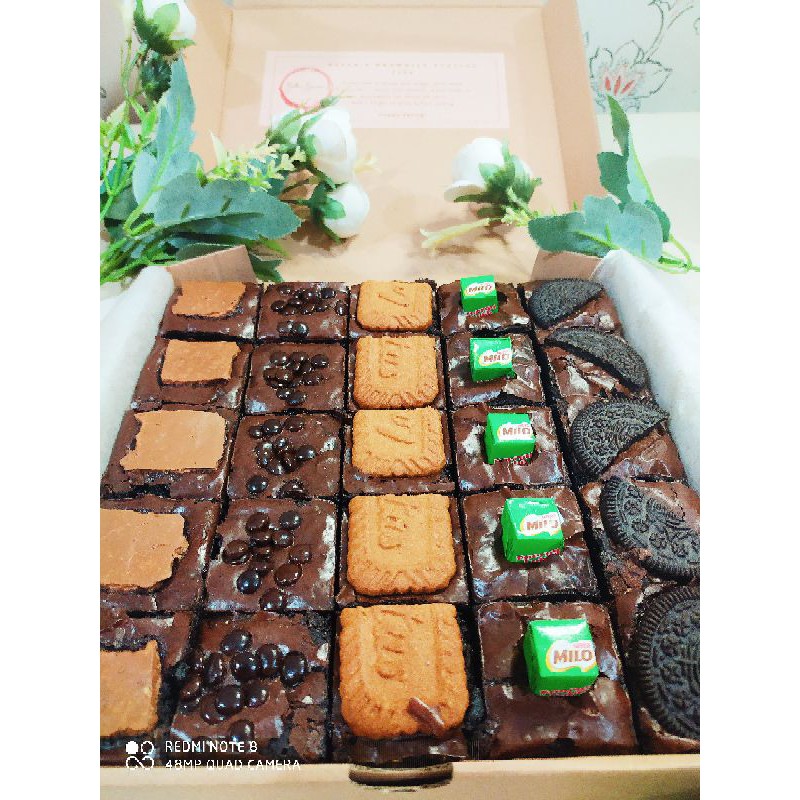 BESTSELLER Brownies Bella Brownies FUDGY Panggang Sekat topping Silverqueen Cocochips Lotus Biscoff Oreo Milo II HAMPERS LEBARAN 2023