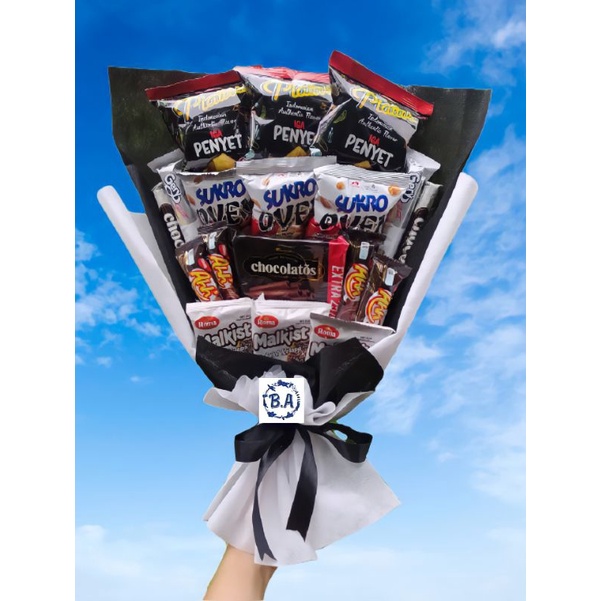 

(S) Buket snack hitam putih black and white elegan /paket/bingkisan Snack Ulang Tahun/Ultah/ Wisuda/Kado/Hadiah