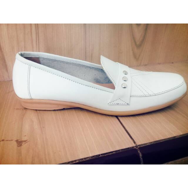 Sepatu  cewek putih
