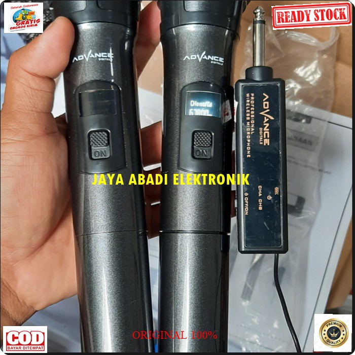 G495 MIC WIRELESS MIK WIRELES DUAL MICROPHONE KARAOKE Mic baterai cas casan pro vocal vokal suara audio sistem mik professional panggung dj studio sound system SEPASANG DOUBLE G495  Untuk yang suka karaokean Mic ini sangat cocok dipakai. Suaranya