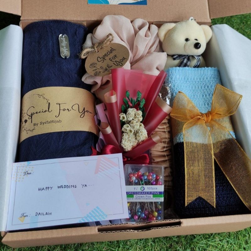

hampers hijab | hampers gift box | kado ulangtahun kado nikahan kado anniversary kado wisuda | gift birthday | gift graduation | gift wedding | kado murah hampers