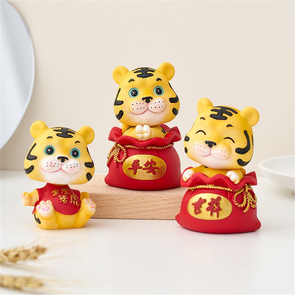 【COD Tangding】Ornamen Bentuk Cny Tiger Celebrating Fortune 5 Pola Bahan Resin Untuk Dekorasi Mobil