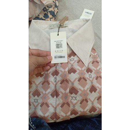 YARA SHIRT SIZE L WEARING KLAMBY