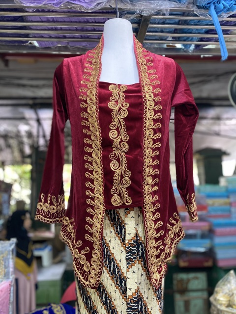 Kebaya bludru kornely