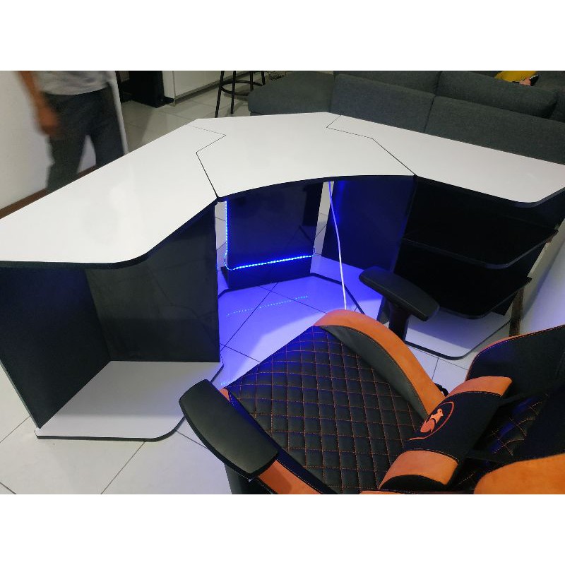 Meja komputer gaming astronout minimalis