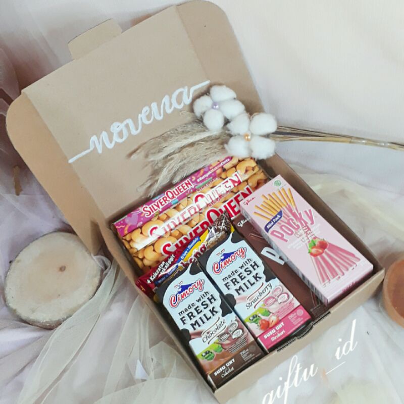 

Hadiah Wisuda | Valentine Snack box | Free gift card | Gift box snack | Hampers box | Hampers ulang tahun | Hampers valentine coklat