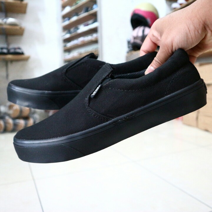 SEPATU SLIP ON PRIA BISA COD KASUAL SOL KARET WARNA HITAM POLOS FULL BLACK