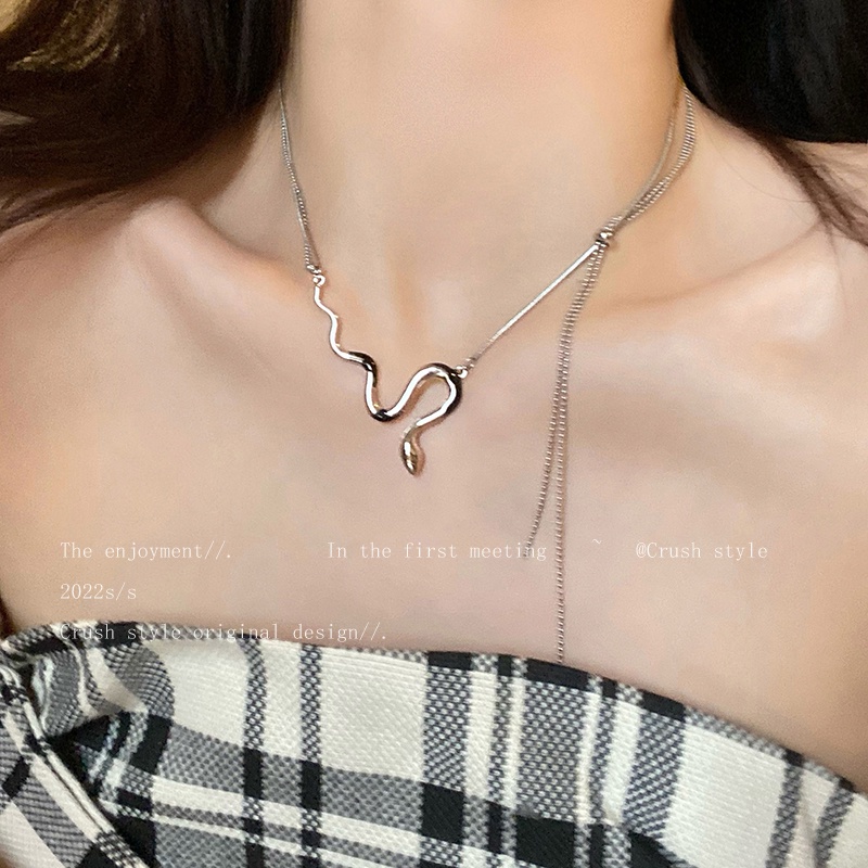 Kalung Choker Rantai Klavikula Liontin Ular Ganda Warna Silver Untuk Aksesoris Perhiasan Wanita