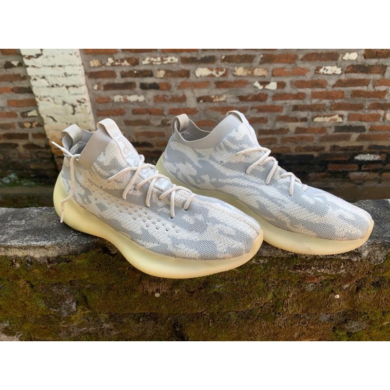 Yezzy 380 Alien Size 44 SECOND