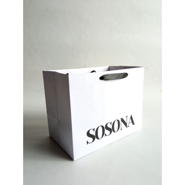 

PAPER BAG CUSTOM SABLON KRAFT PUTIH UKURAN PxLxT 21x11x16 BERTALI KUAT MURAH BERKUALITAS BAGUS COCOK UNTUK WADAH PRODUK